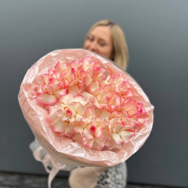 9 французских роз Джумилия в нежном оформлении в Адлере