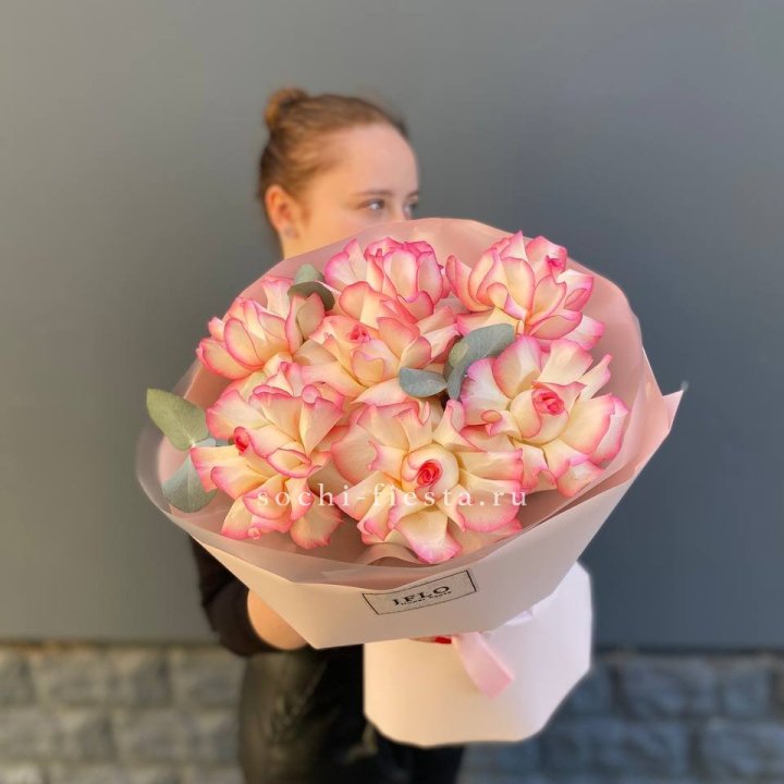 7 французских роз Джумилия с доставкой в Адлере