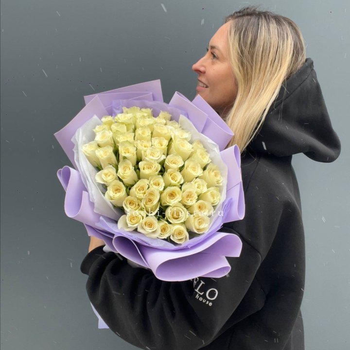 51 белая кенийская роза в оформлении в Адлере