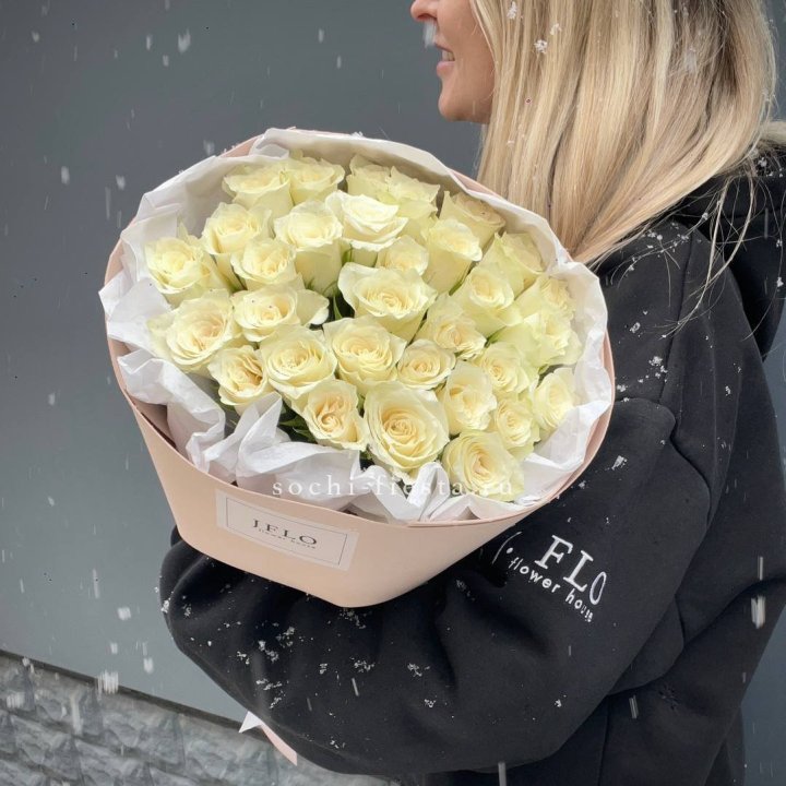 31 белая роза в оформлении в Адлере