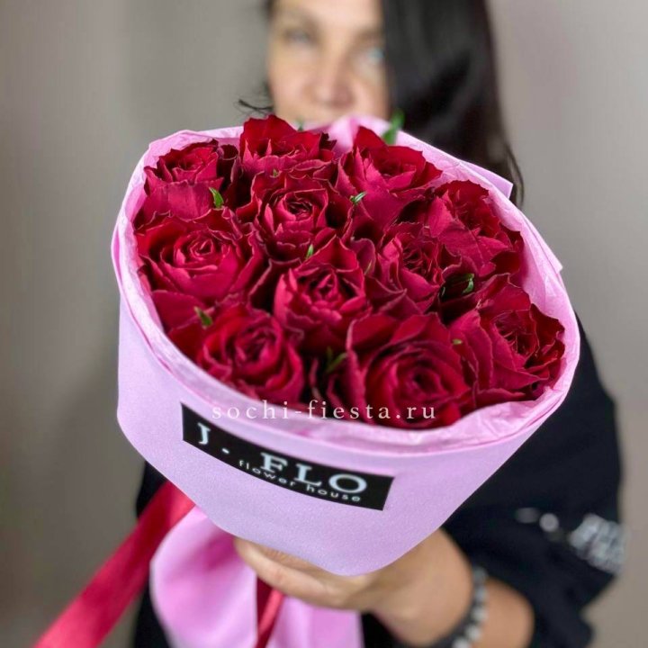 11 красных роз Madam red  с доставкой в Адлере