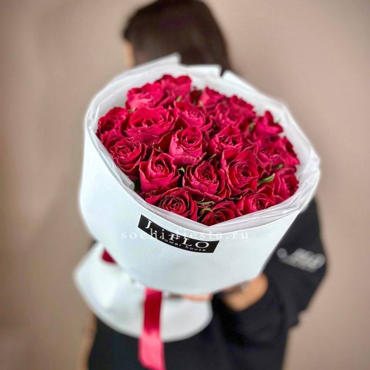 Букет красных роз Madam red с доставкой в Адлере