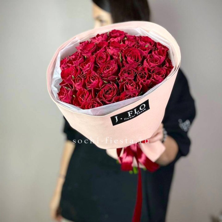 35 кенийских роз с доставкой в Адлере