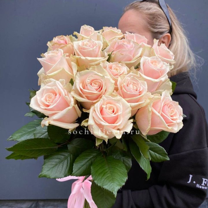 15  кремовых высоких роз с доставкой в Адлере