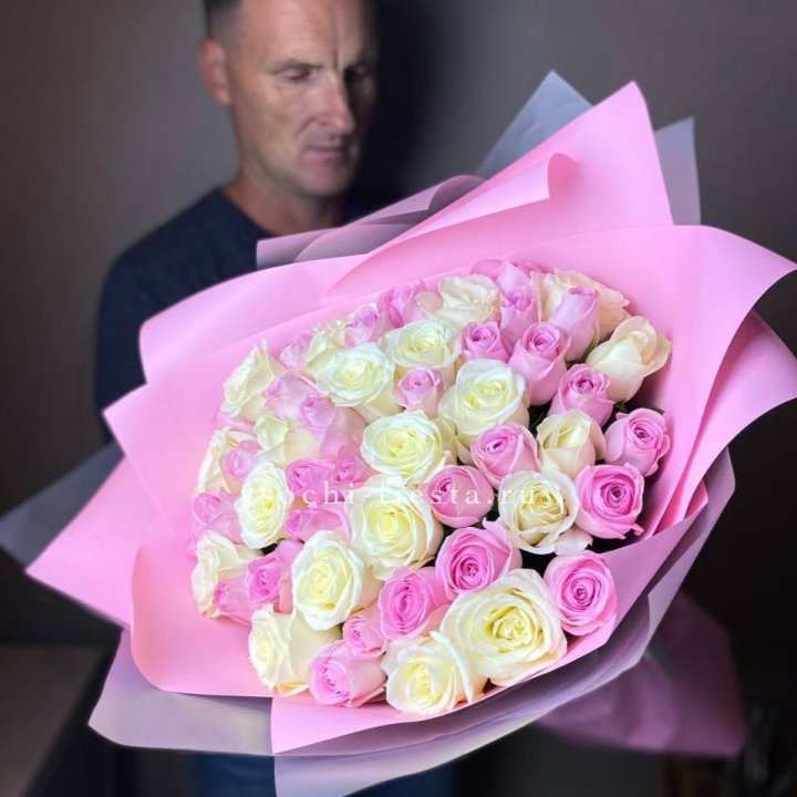 51 белых и розовых роз в Адлере