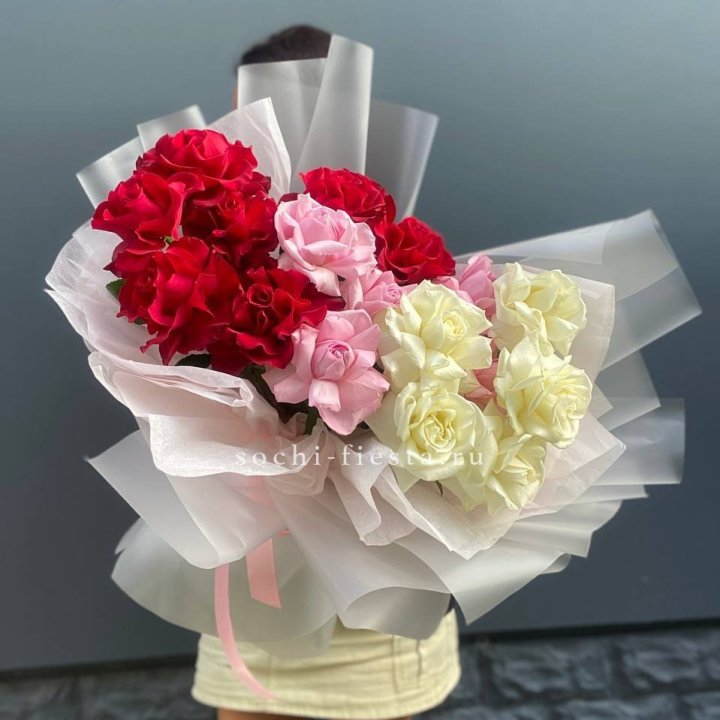 Микс из 17 роз в Адлере