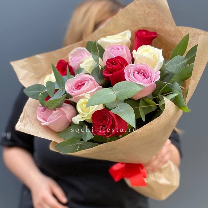 Букет из 15 роз с эвкалиптом в Адлере