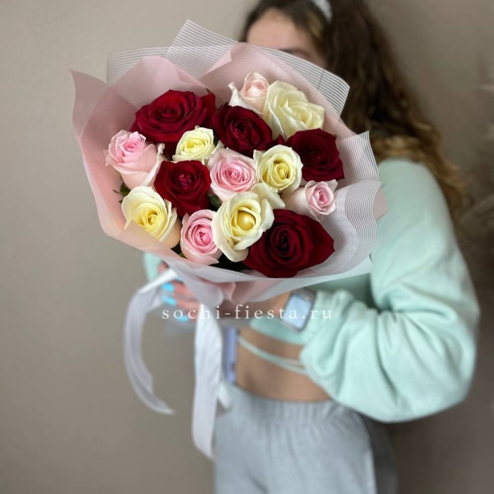 15 роз "Карусель" в Адлере