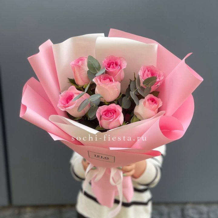 7 роз с эвкалиптом с доставкой в Адлере