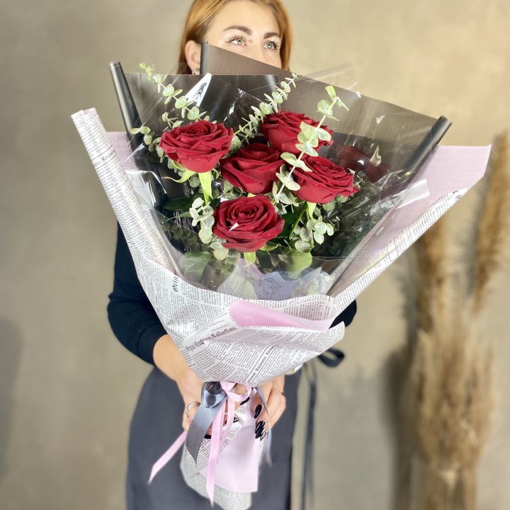 5 красных роз в Адлере
