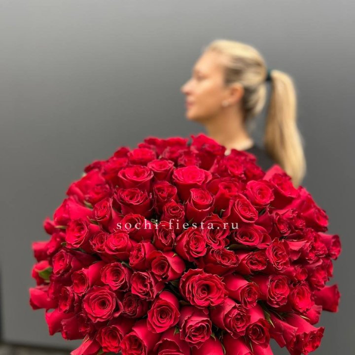Охапка из 101 красной розы в Адлере