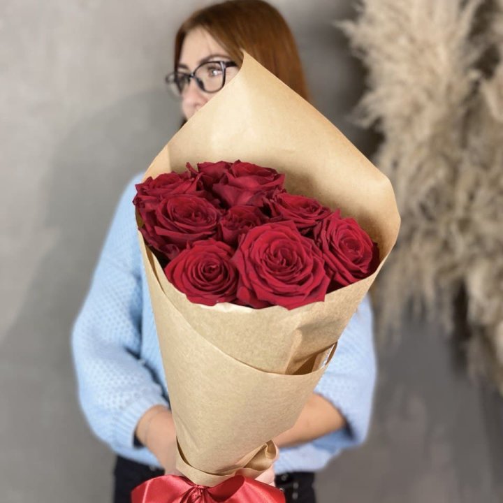 9 красных роз в крафте в Адлере