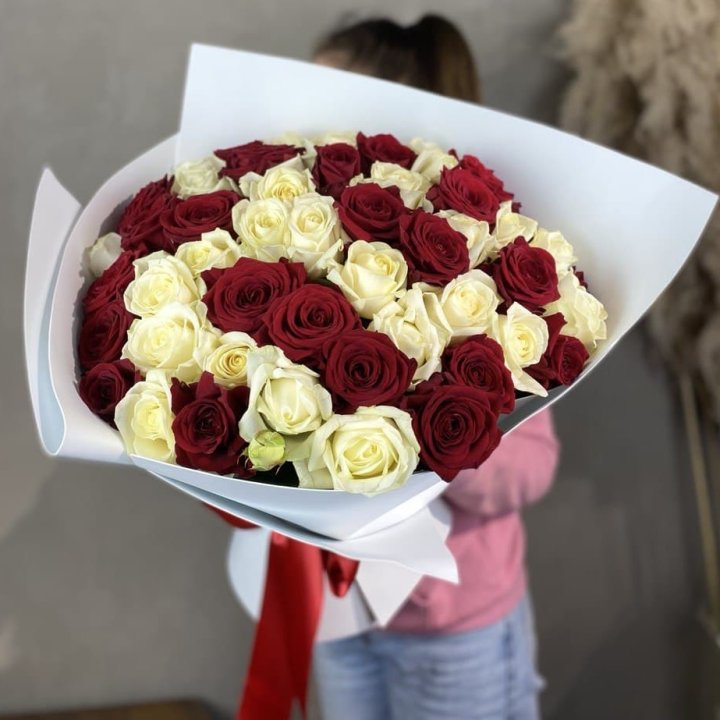 51 красная и белая роза в Адлере