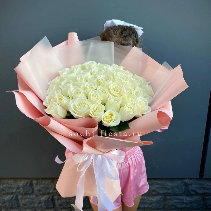 35 белых роз в Адлере