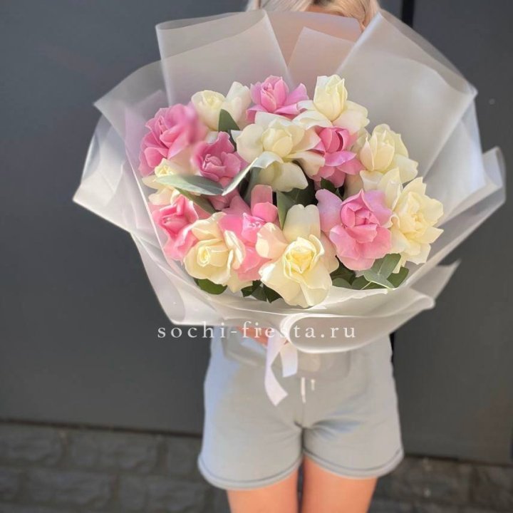 15 бело-розовых роз в Адлере