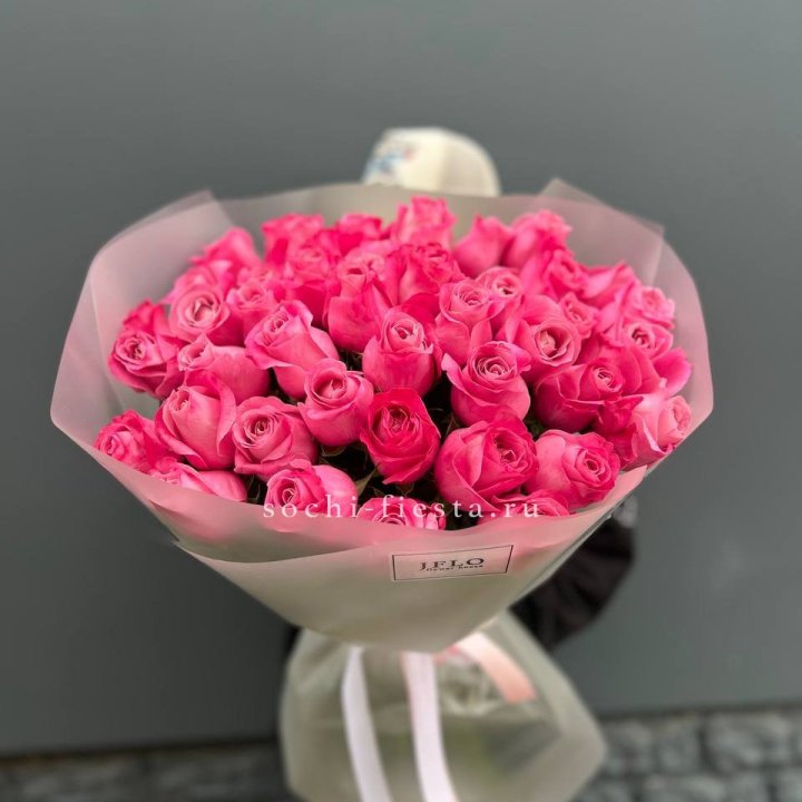 Роза малиновая в Адлере