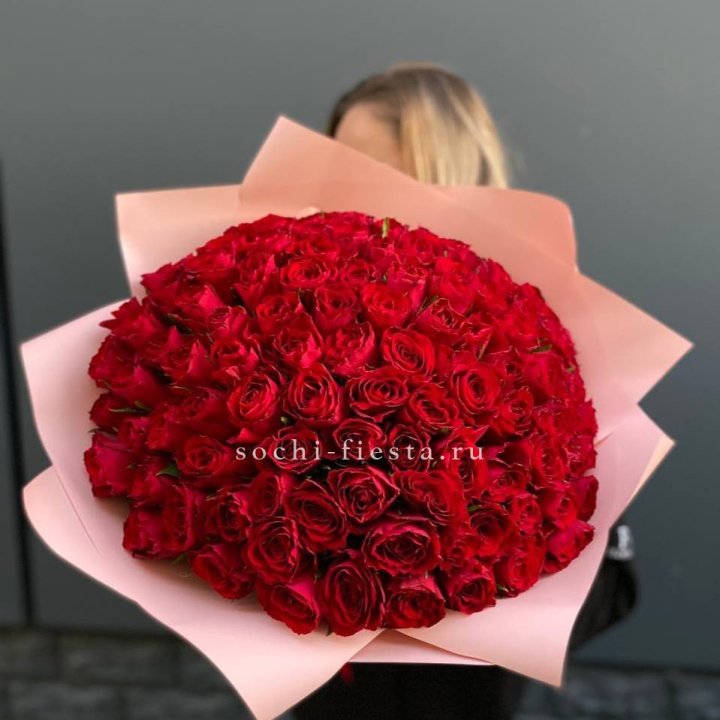 101 роза Madam Red в Адлере