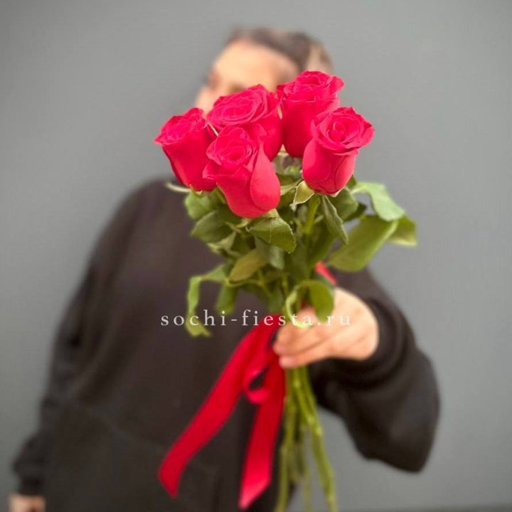 Букет 5 красных роз  в Адлере