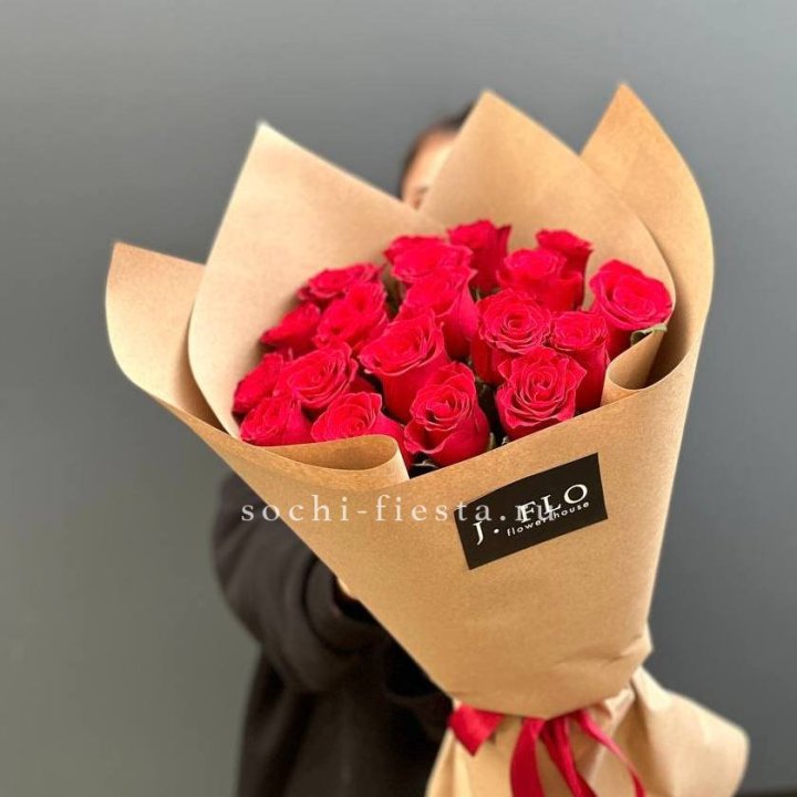19 красных роз в крафте в Адлере