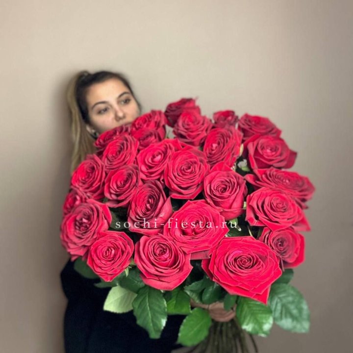 25 высоких роз в Адлере