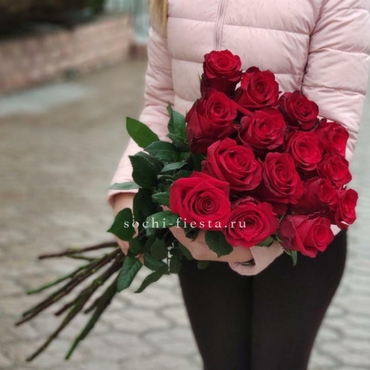 15 высоких красных роз в Адлере