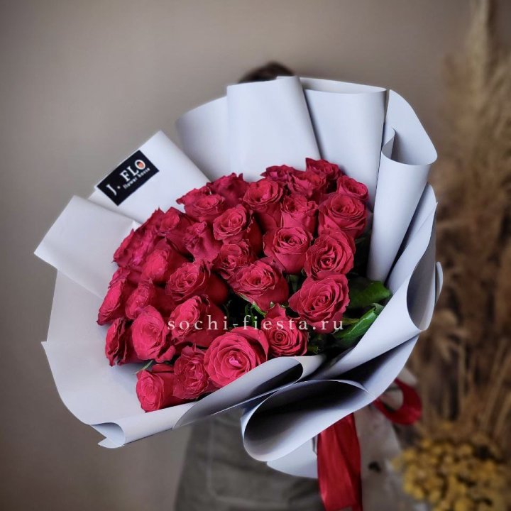 Красные розы 33 шт в Адлере