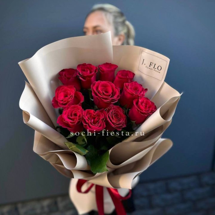 Букет красных роз "Naomi" с доставкой в Адлере