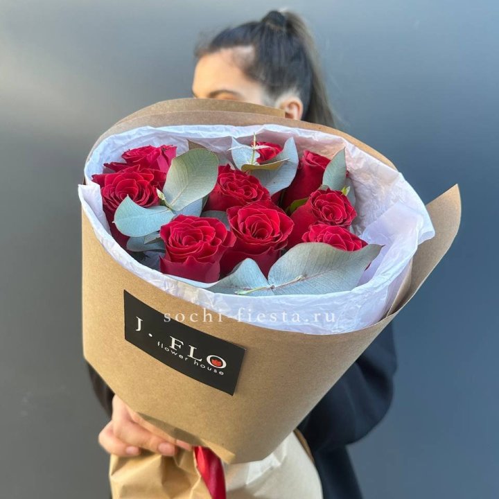 9 роз с эвкалиптом в Адлере