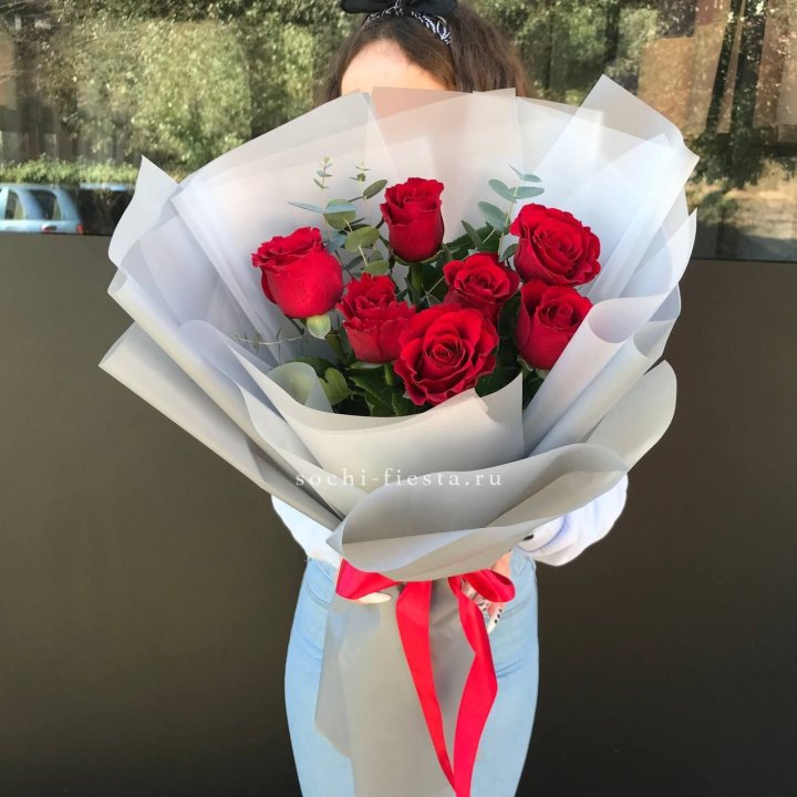 7 красных роз с эвкалиптом  в Адлере