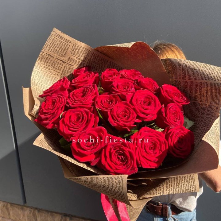 19 красных роз Леди Крафт в Адлере