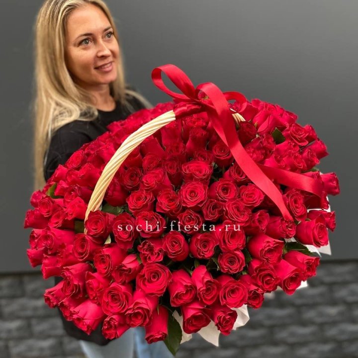 151 красная  роза в корзине в Адлере