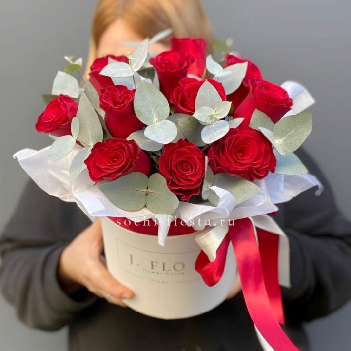 11 роз в шляпной коробке в Адлере