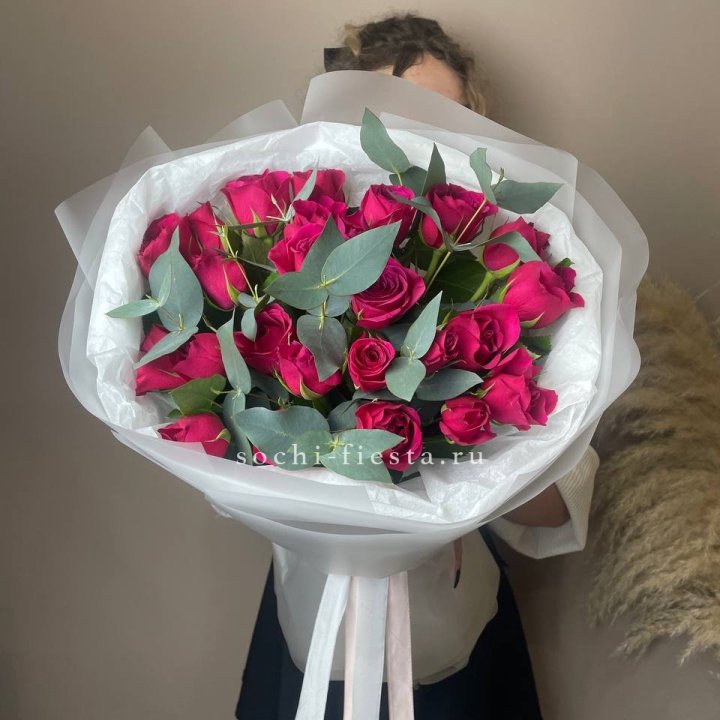 25 малиновых роз с эвкалиптом в Адлере