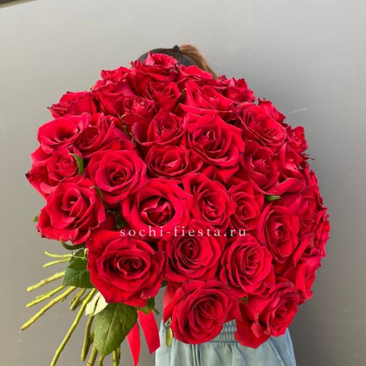 35 красных роз под ленту с доставкой в Адлере