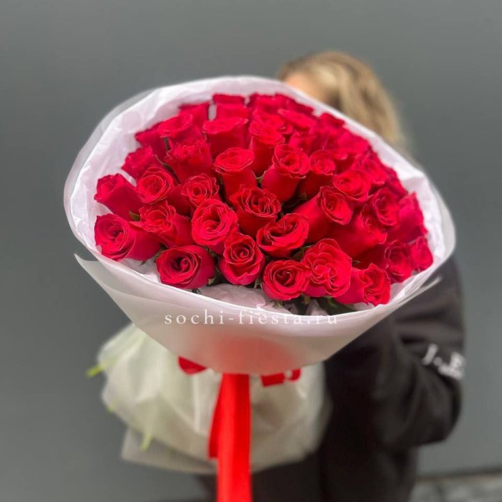 55 красных роз "Амелия" с доставкой в Адлере