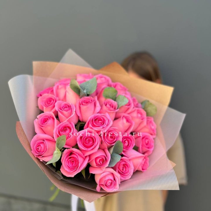 31 розовая роза с эвкалиптом в Адлере