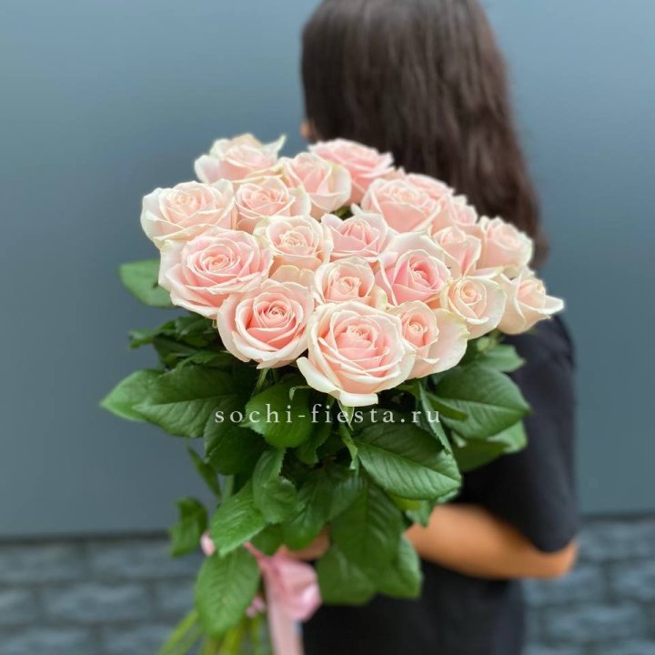 Высокие розовые розы в Адлере