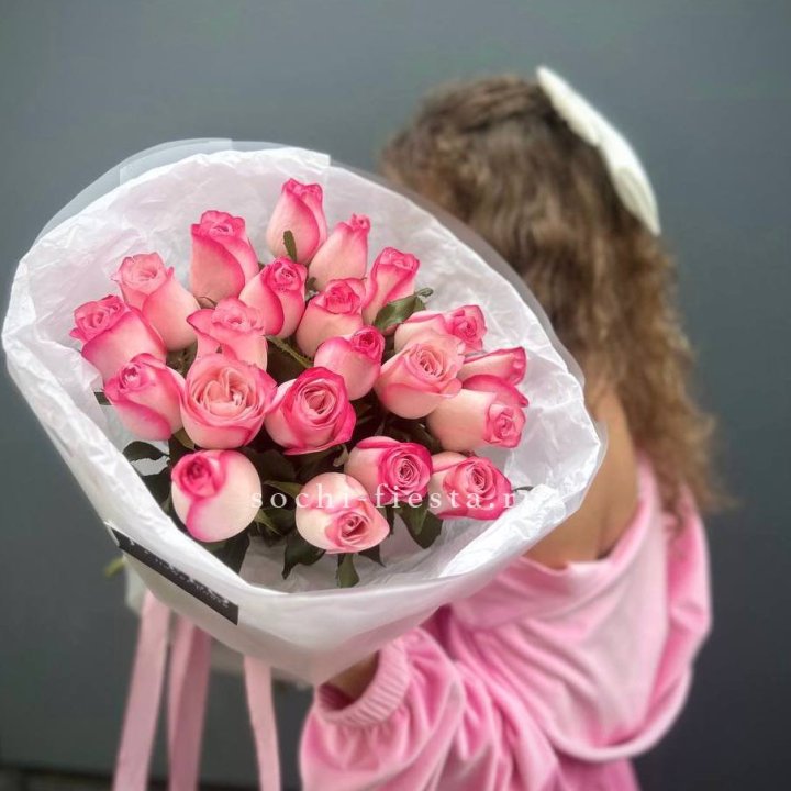 21 розовые розы Венди  в оформлении в Адлере