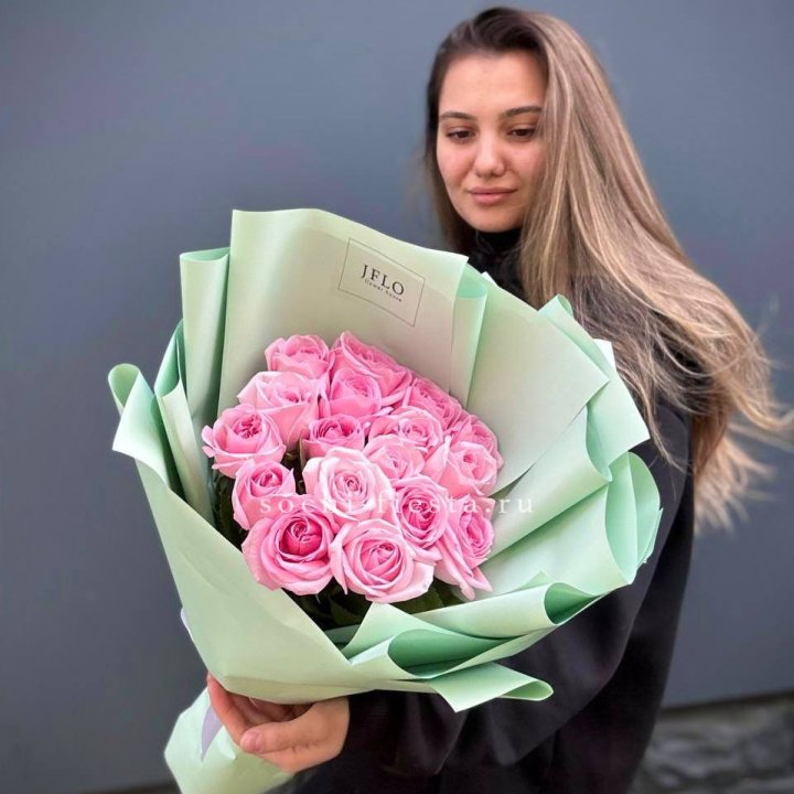 17 розовых роз в Адлере