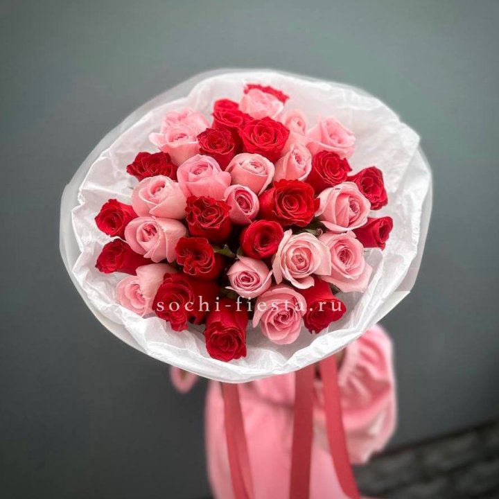 Букет красных и розовых 35 роз в Адлере