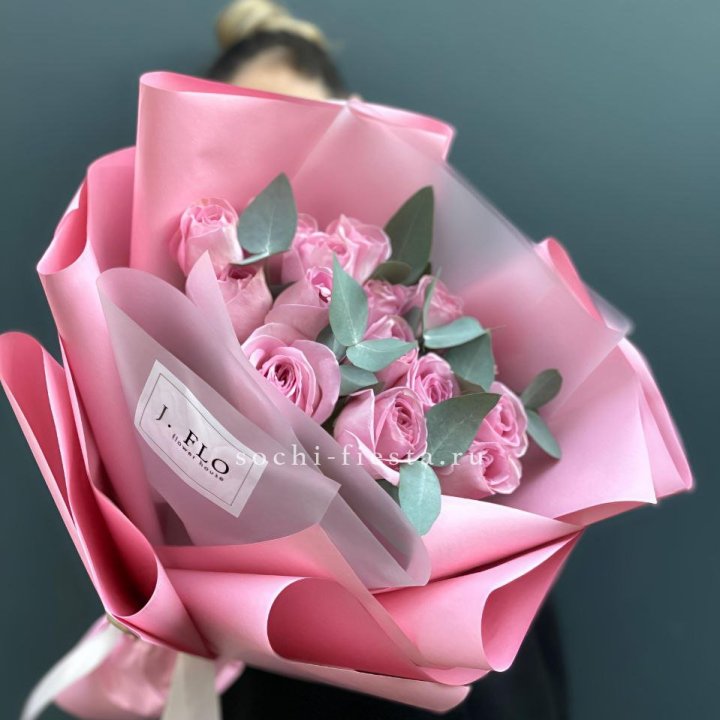 15 Розовых роз с эвкалиптом в Адлере