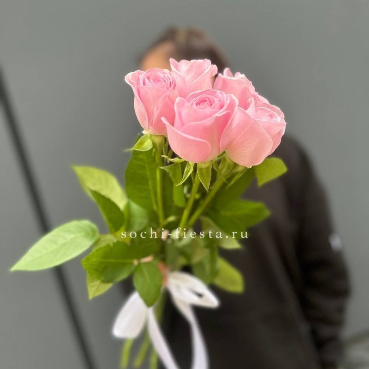 Букет 5 розовых роз  в Адлере