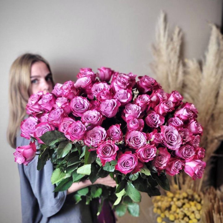 Охапка высоких роз Deep Purple в Адлере