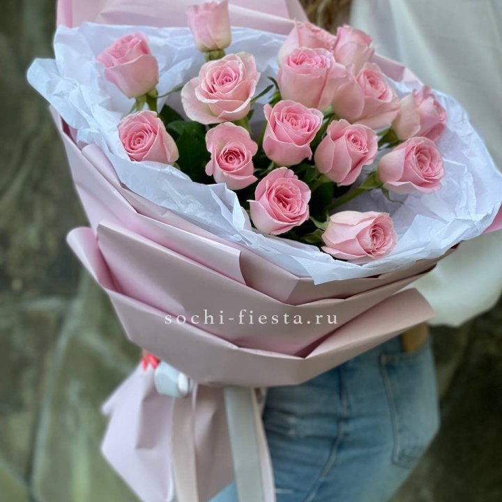 Розовые розы в авторском оформлении с доставкой в Адлере