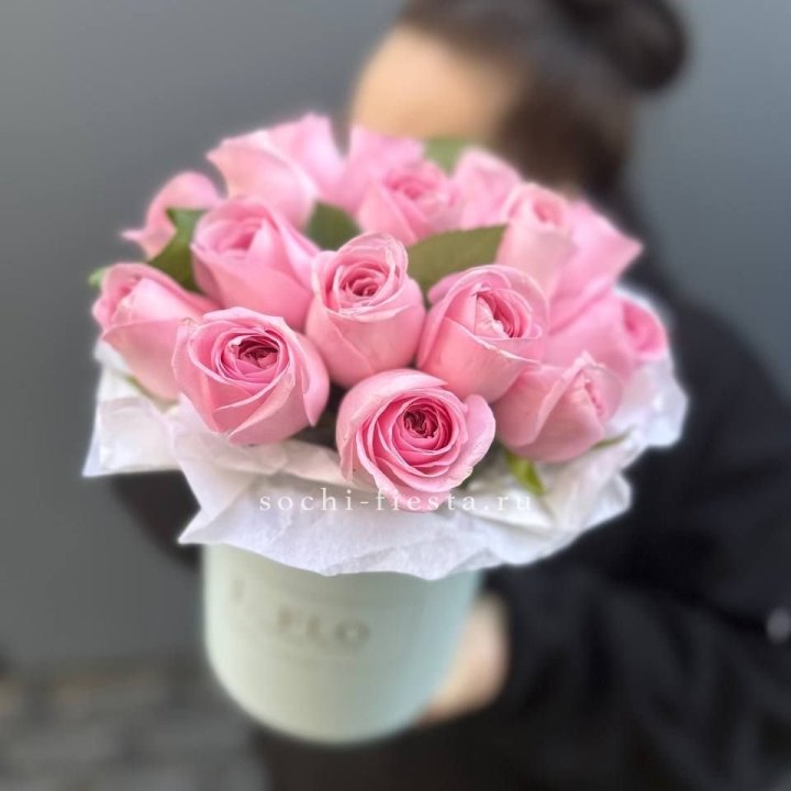 17 розовых роз в цилиндре в Адлере