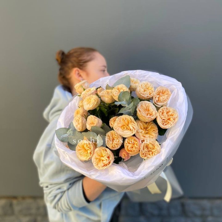 7 пионовидных роз в Адлере