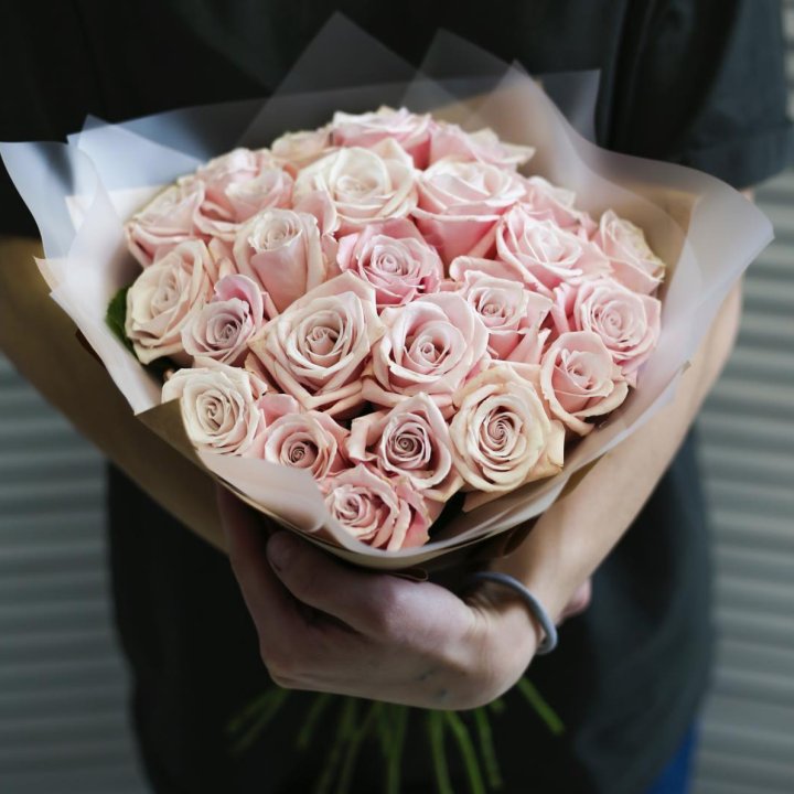 27 кремовых роз в Адлере