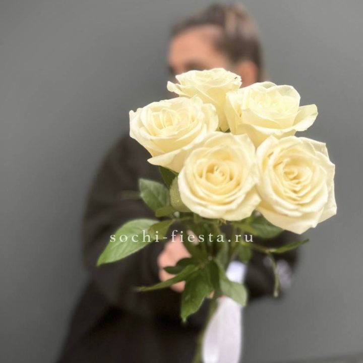 Букет 5 белых роз  в Адлере
