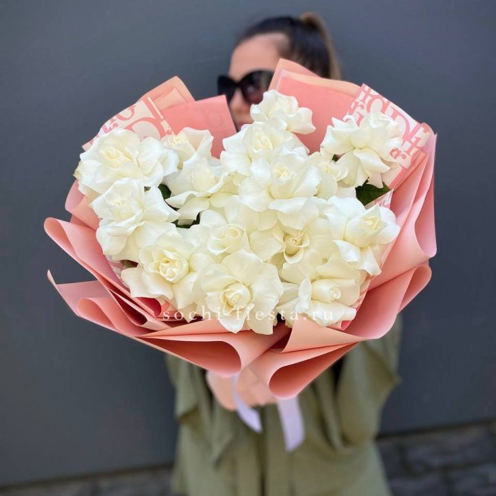Белые розы "Amore" в Адлере