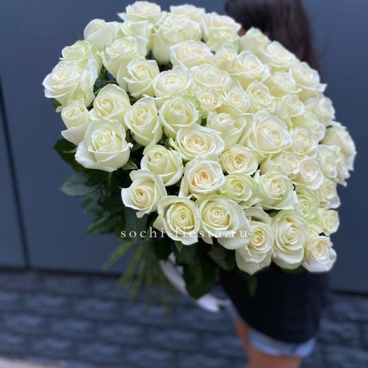 51 белоснежная высокая роза с доставкой в Адлере